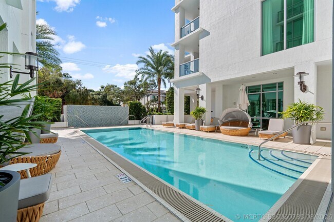 Building Photo - 485 E Royal Palm Rd