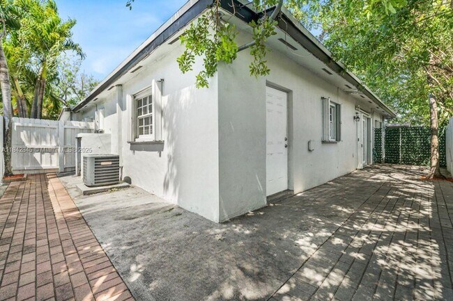 Building Photo - 4151 SW 112th Ave