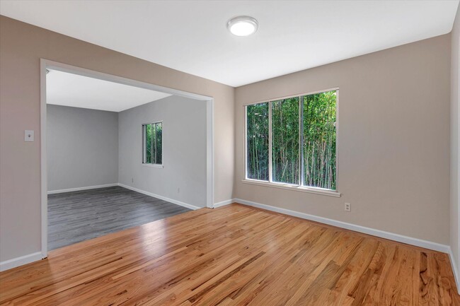 Building Photo - Beautifully Remodeled 4 Bedroom (+ bonus room and closet) 2 Bathroom Mountain View Home!