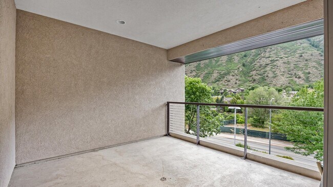 Building Photo - Charming 2-Bedroom Apartment in a Convenient Glenwood Springs Location