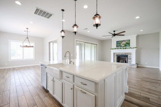 Building Photo - 1424 E Pedro Rd