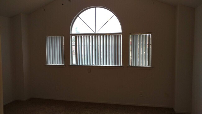 Building Photo - 2 Story home in NE Fresno, Clovis Schools and near shopping centers.