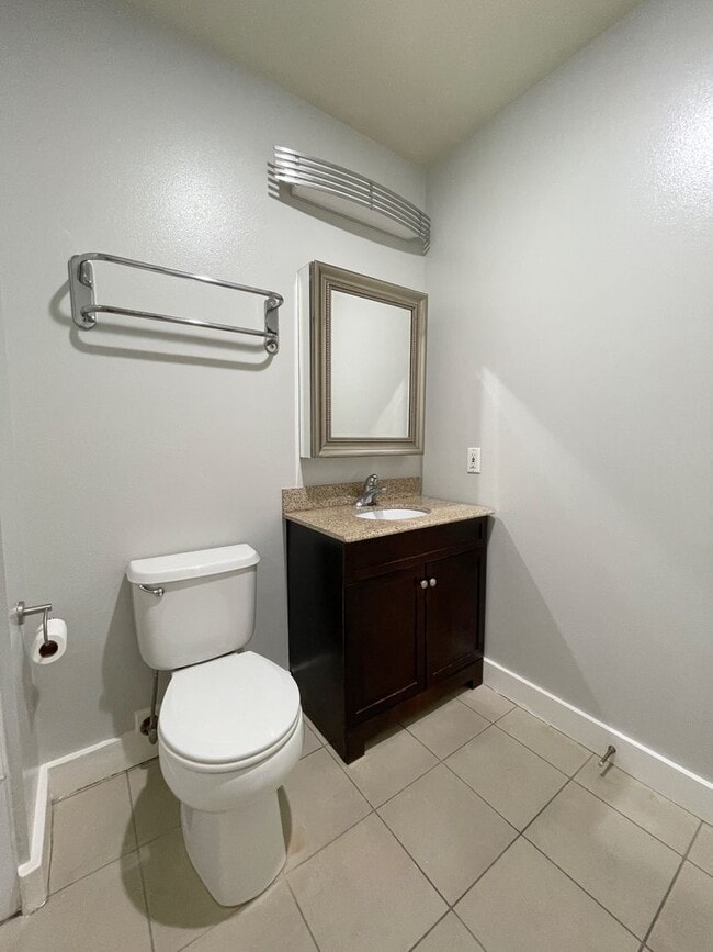 Building Photo - Cozy Urban 1BD/1BTH Condo for Lease in Belltown!