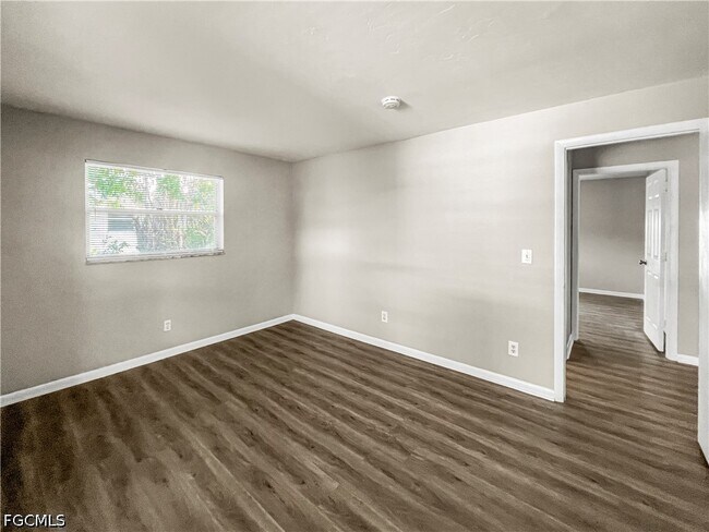 Building Photo - 4511 SE 5th Pl