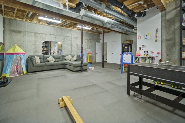 Building Photo - 135 Muzzy Rd