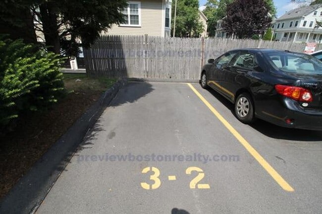 Building Photo - 2Br/1Bth apartment available June 1st ! Public transportation, close to shops and restaurants!