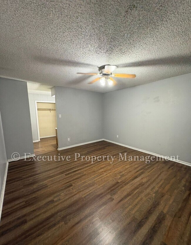 Building Photo - 410 Jeffrey
