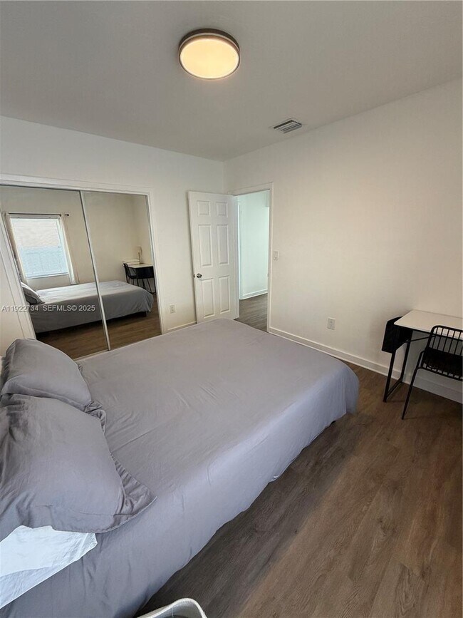 Building Photo - 1215 NE 109th St