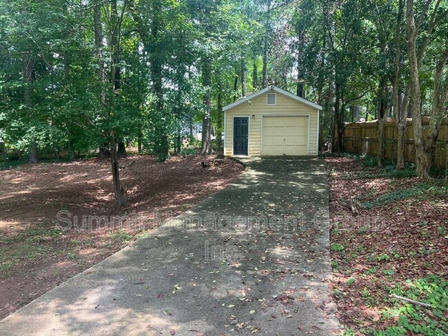 Building Photo - 916 Curry Cir SE