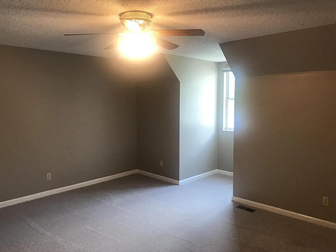 Building Photo - 2104 Silverbrook Dr