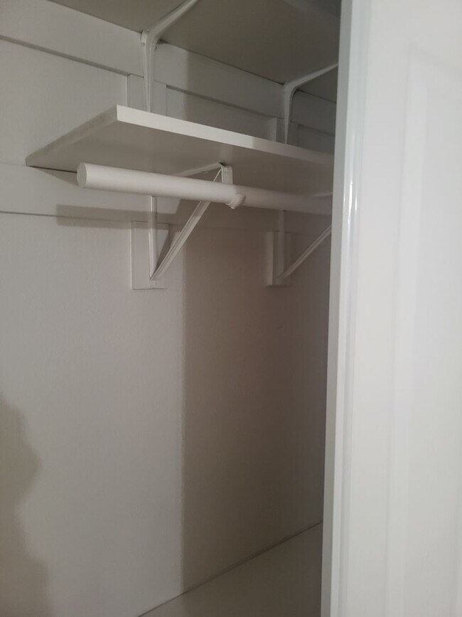 Building Photo - 5049 Pine Lake Ct