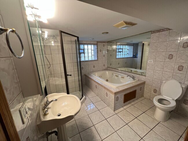 Building Photo - 3359 N Laramie Ave