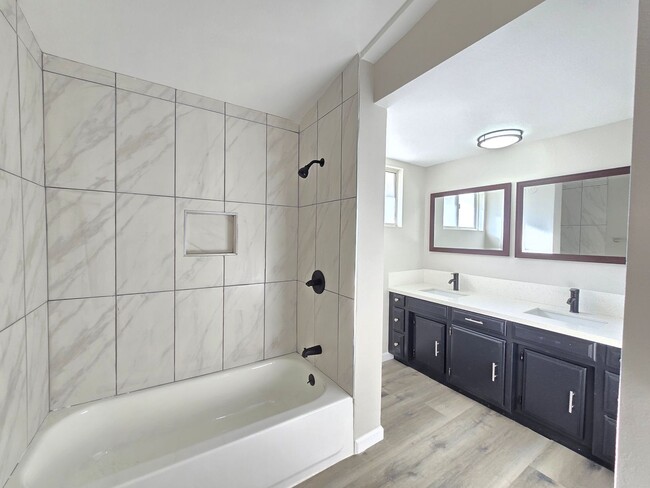Building Photo - Spacious 4- Bedroom Remodeled Home in Palm...
