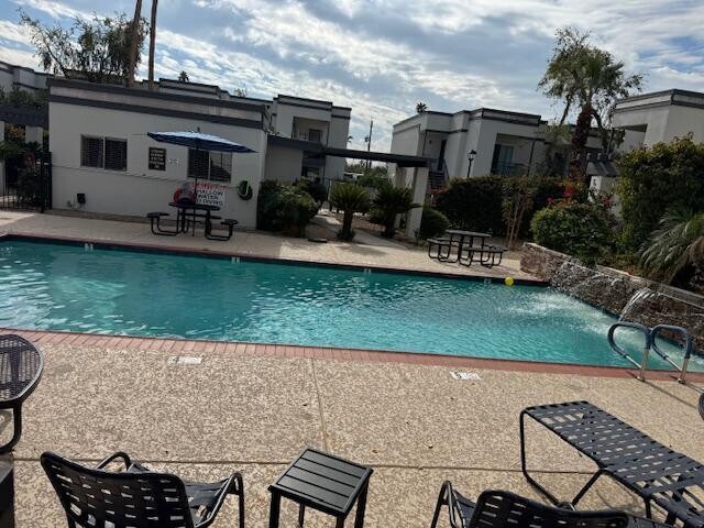 Building Photo - 740 W Elm St