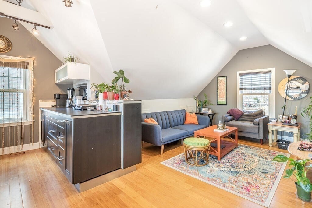 Building Photo - 39 Melvin St