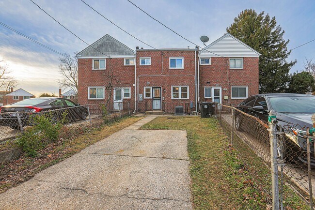Building Photo - RENOVATED PARKVILLE TOWNHOME 3BR 1.5BA