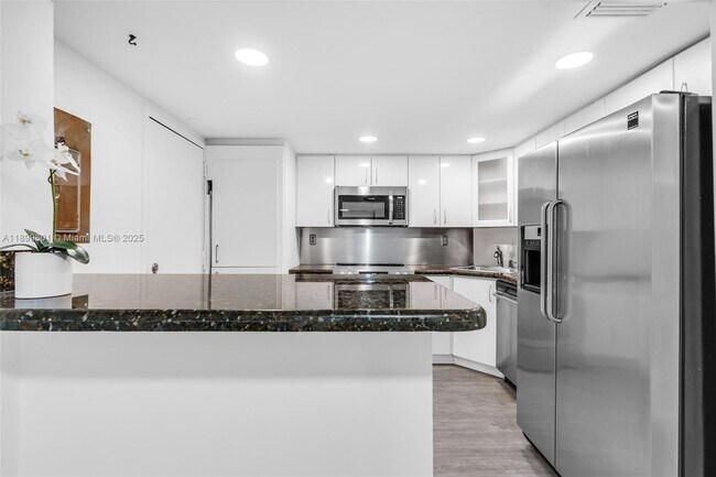Building Photo - 2333 Brickell Ave