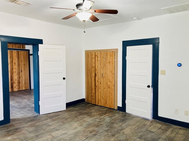 Building Photo - 104 E Waco St