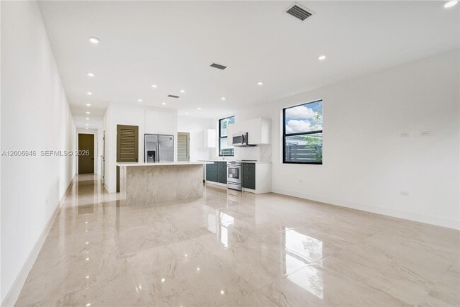 Building Photo - 2887 SW 33rd Ave