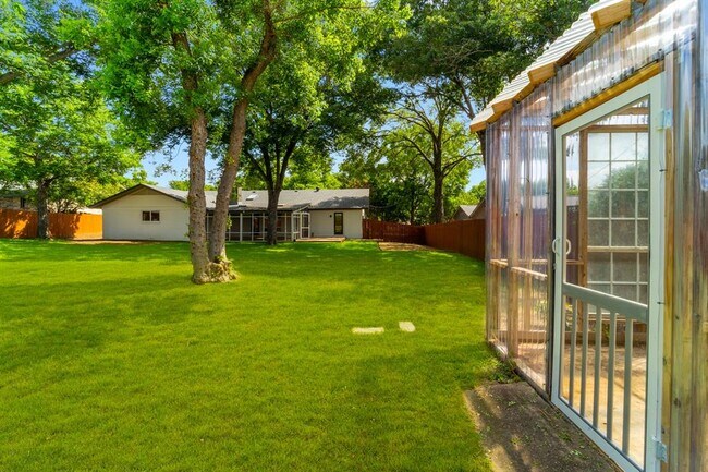 Building Photo - 2103 Monarch Dr