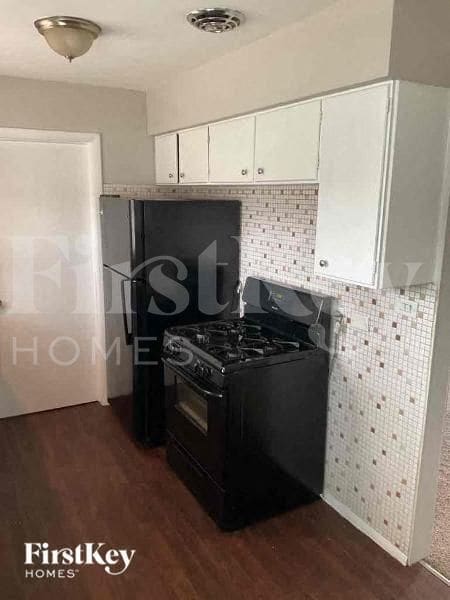 Building Photo - 1355 S Oakland Ave