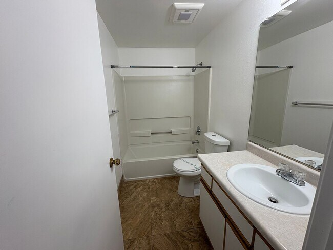 Building Photo - Don't Miss Out On This Deal! 2 Bed 2 Bath ...