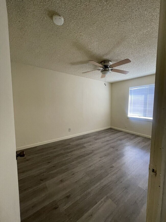 Building Photo - gemini1013/1015 - 8.5/$450/10 - B