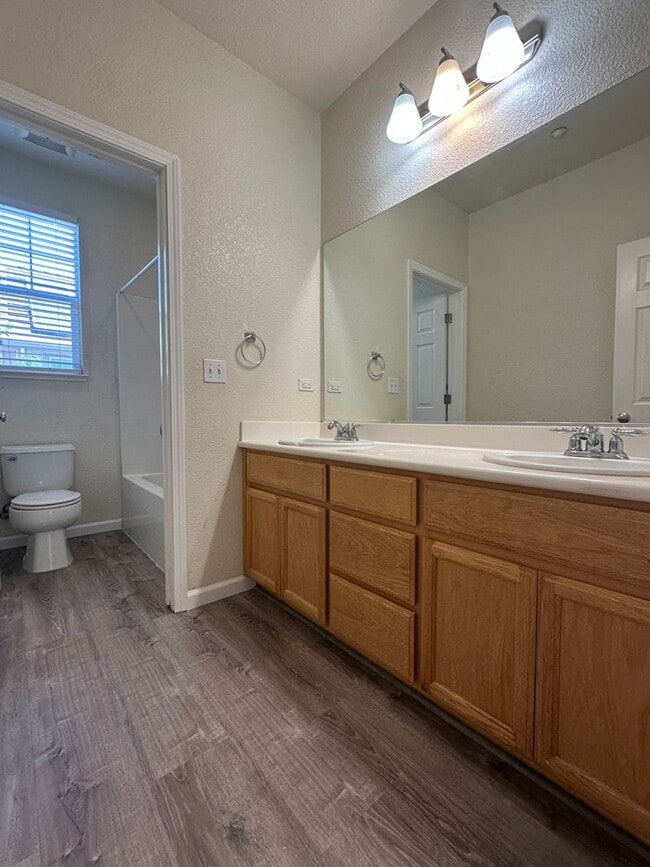 Building Photo - Gorgeous 3 Bed / 2.5 Bath Home in Desirabl...