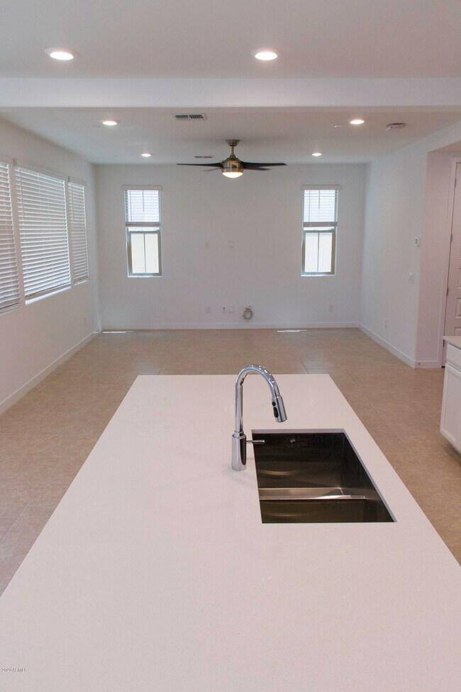 Building Photo - 1106 E Weatherby Way