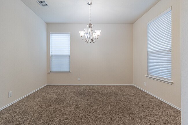 Building Photo - Great 4 bedroom 2.5 bath in Wildhorse