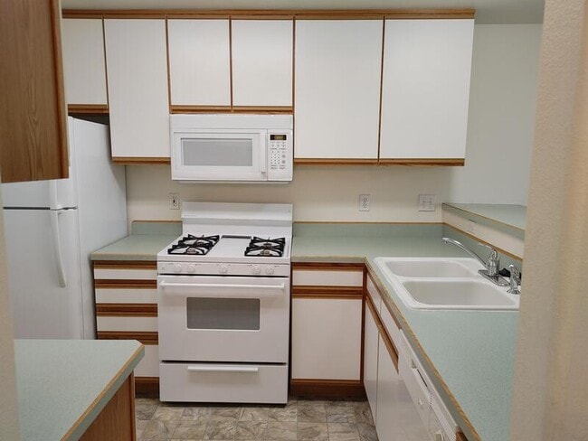 Building Photo - 548 NE Negus Lp