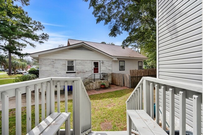 Building Photo - Rent Special if Sign a Lease now or in Feb!! 8 Blocks to the Beach!!