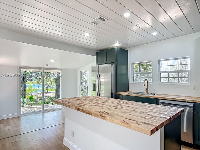Building Photo - 8781 LAKESHORE Dr