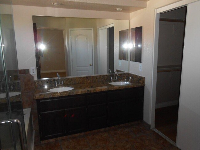 Building Photo - Great 2 Story Home in the NW