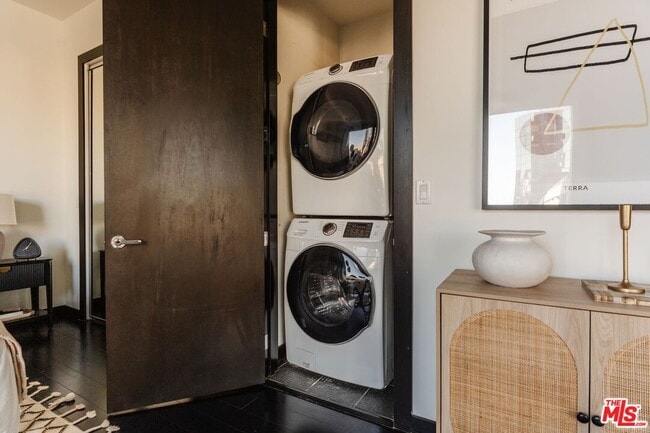 Building Photo - 655 S Hope St