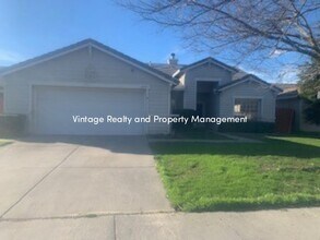 Building Photo - Ready To Go Nice Single Story 4 Bedroom Ho...
