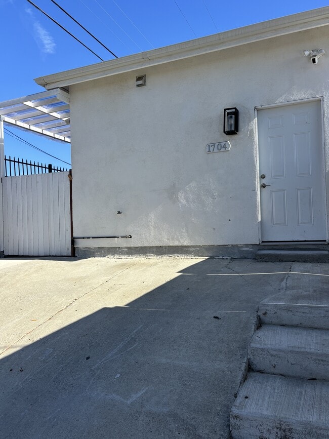 Building Photo - 1704 W 94th St