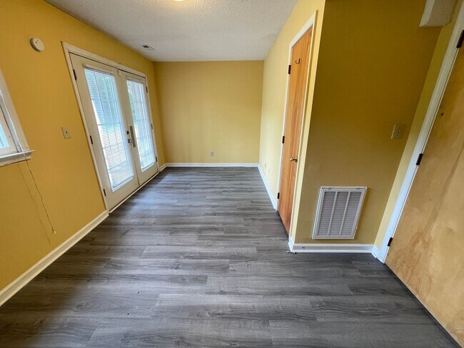 Building Photo - Inviting, updated 4br 3.5ba duplex w/ park...