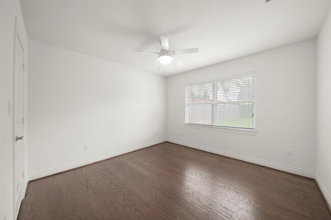 Building Photo - 4427 Sarong Dr