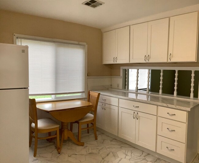 Building Photo - Beautifully Renovated 3-Bedroom Rambler with Bonus Room – East Bremerton