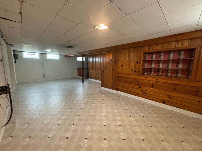 Building Photo - Spacious Single Family 3 Bedroom with Central Air - Will Not Last Long!