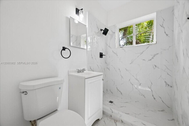Building Photo - 2750 SW 26th St