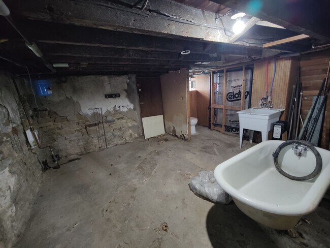 Building Photo - *Spacious 2BD/1BA Single-Family Home Available in Oakland*