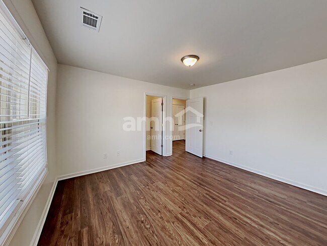 Building Photo - 2036 Farm Pond Wy