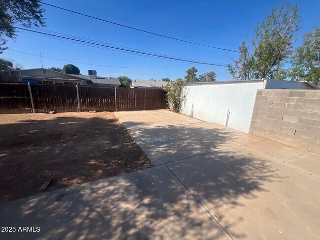Building Photo - 1237 E Vine Ave