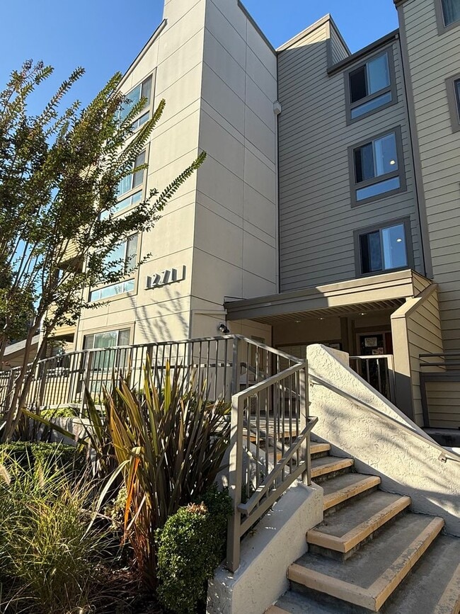 Building Photo - Spacious 2 Bedroom 2 Bath Condo with a View