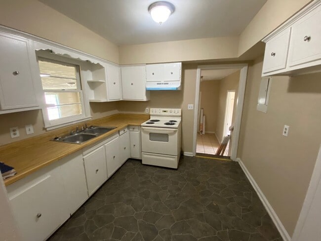 Building Photo - 5 Bedroom / 2 Bathroom Home for Rent in Columbus, GA 31906