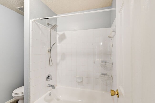 Building Photo - Marvelous 6-bed and 3.5-Bath Home in Cypre...