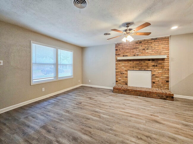 Building Photo - 601 Brookfield Dr