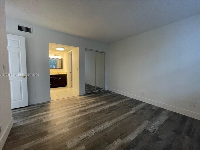 Building Photo - 9441 Live Oak Pl